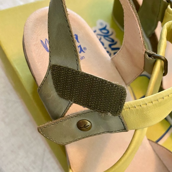 Dress up or dress down Moss Green Wanda Panda Leather Sandals - like new. - Picture 3 of 6